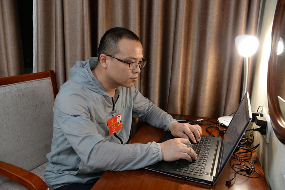 5月21日，全國人大代表董林在山西代表團駐地工作。新華社發(fā)（李聯(lián)軍　攝）