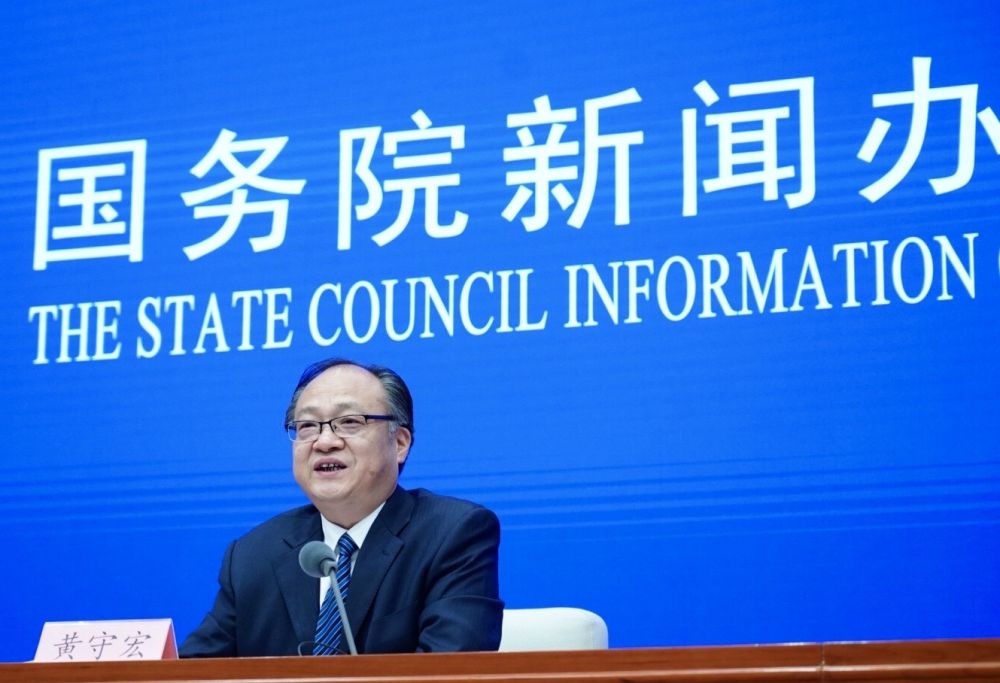 5月22日，國務院新聞辦邀請政府工作報告起草組負責人、國務院研究室主任黃守宏解讀政府工作報告有關情況。新華社記者　陳建力　攝